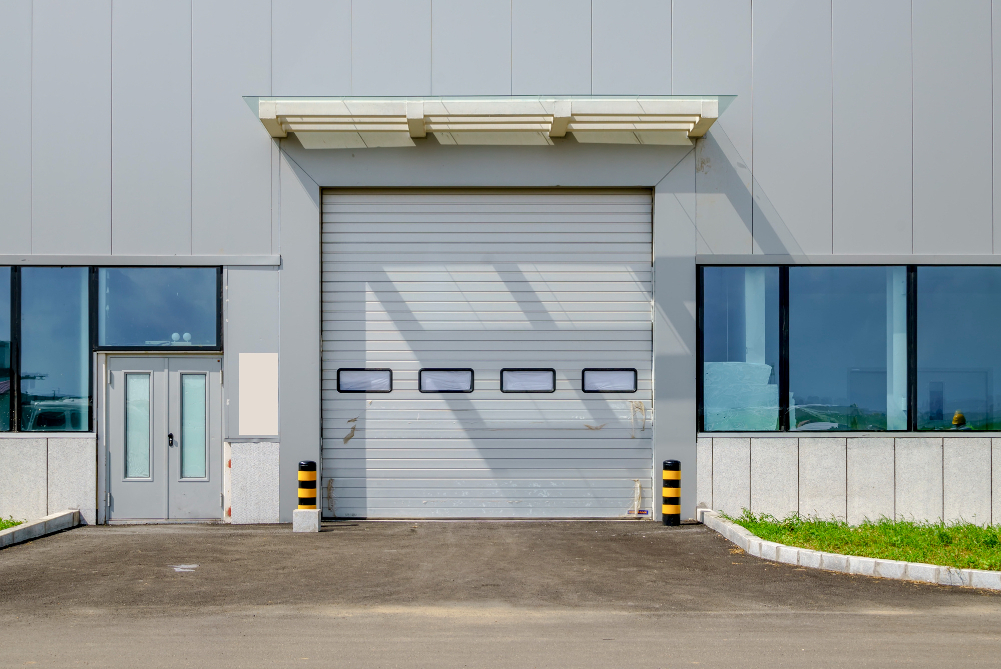 Choix d'une porte industrielle : critères de sélection essentiels